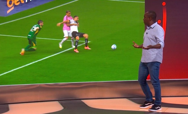 Internacional x Botafogo: PC de Oliveira vê pênalti de Mercado em Arthur Cabral