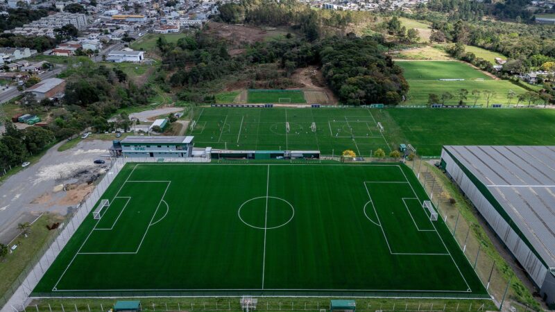 Juventude inaugura campo sintético em centro de treinamento; veja imagens