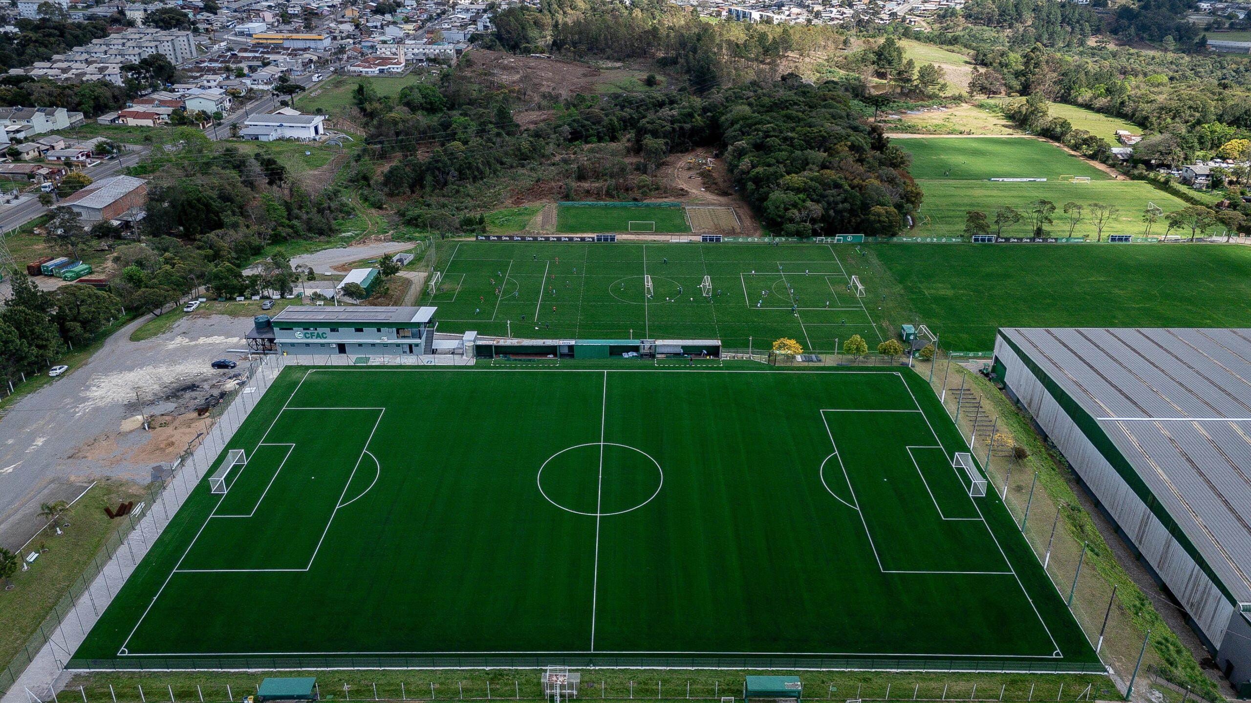 Juventude inaugura campo sintético em centro de treinamento; veja imagens