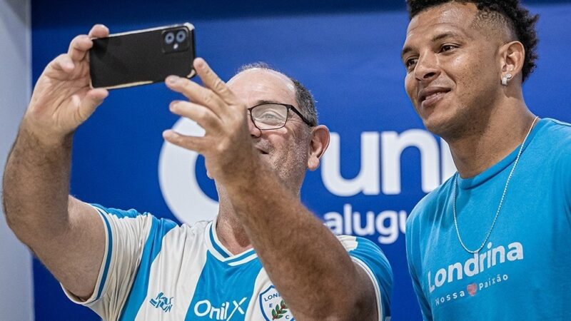 Perto do acesso na Série C, Londrina é recebido por torcedores em aeroporto