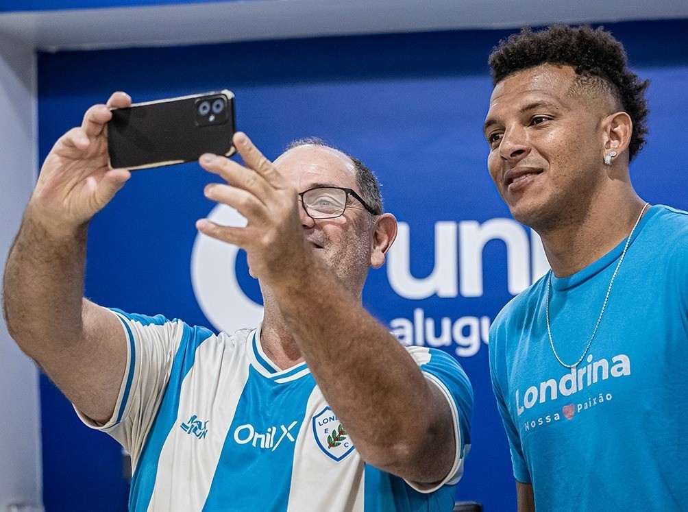 Perto do acesso na Série C, Londrina é recebido por torcedores em aeroporto