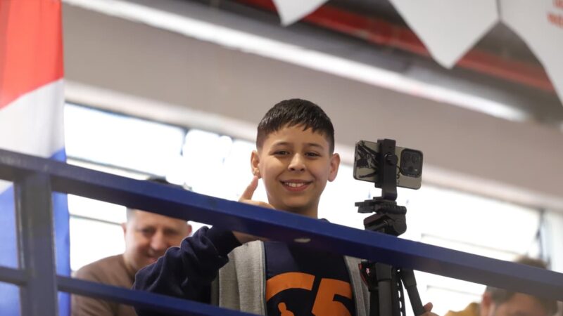 Conheça o “mini narrador” de 11 anos, que transmite os jogos dos irmãos