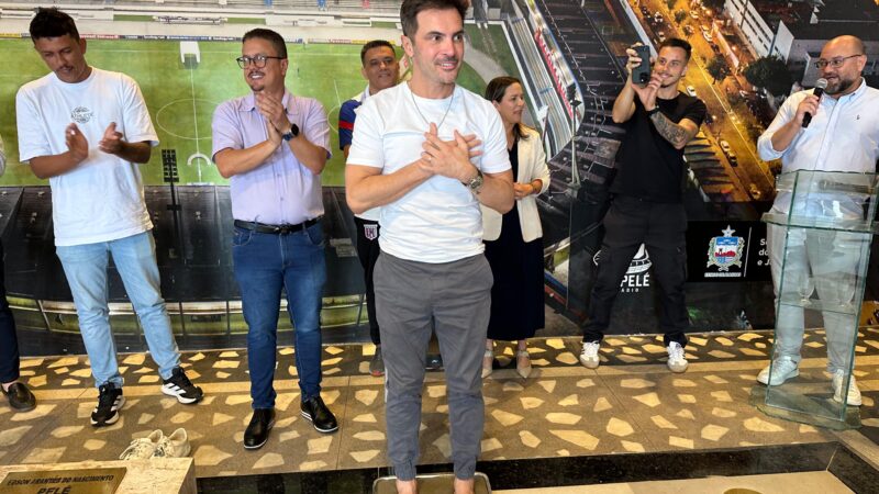 Falcão coloca a marca de seus pés no Hall da Fama do Estádio Rei Pelé; assista