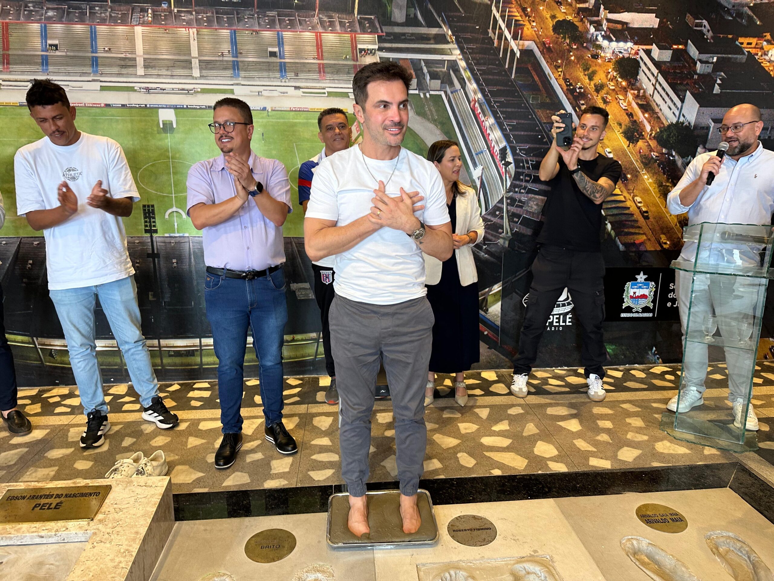 Falcão coloca a marca de seus pés no Hall da Fama do Estádio Rei Pelé; assista