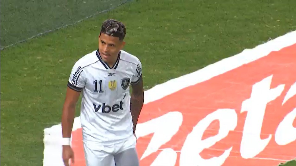 Matheus Martins sente a coxa e é substituído com 13 minutos em Ceará x Botafogo