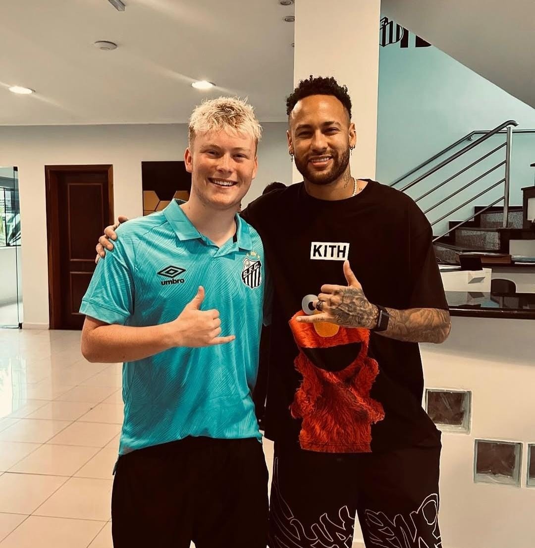 Neymar recebe torcedor inglês do Santos no CT Rei Pelé; veja o vídeo