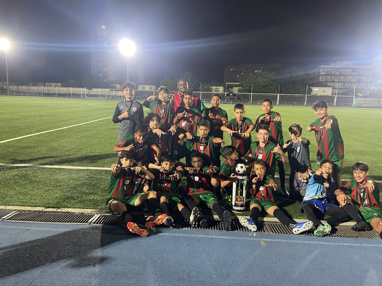 Após tensão no Rio de Janeiro, base da Portuguesa Santista é campeã contra gigantes cariocas