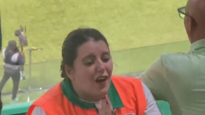 De costas para o campo, funcionária canta com torcida do Palmeiras no Allianz; veja vídeo