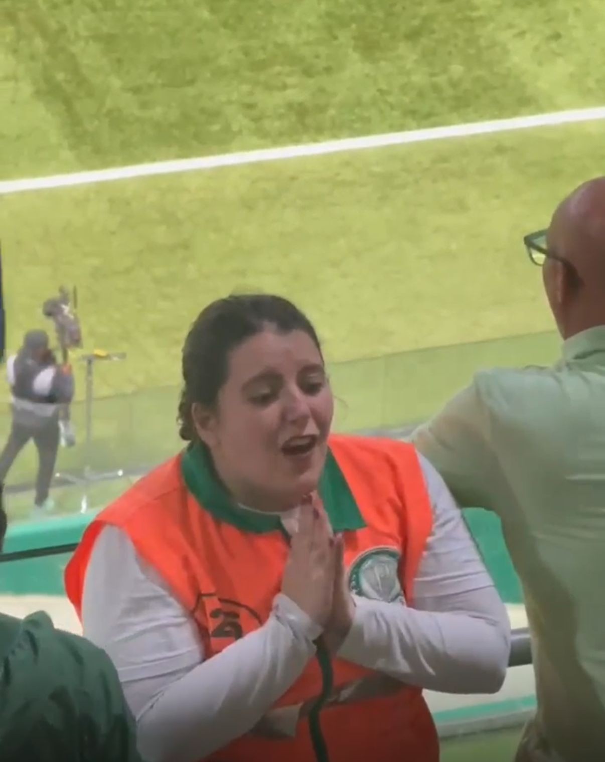 De costas para o campo, funcionária canta com torcida do Palmeiras no Allianz; veja vídeo
