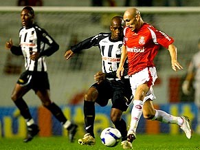 Santos revê Beira-Rio após goleada traumática e tenta encerrar jejum de 17 anos contra o Inter