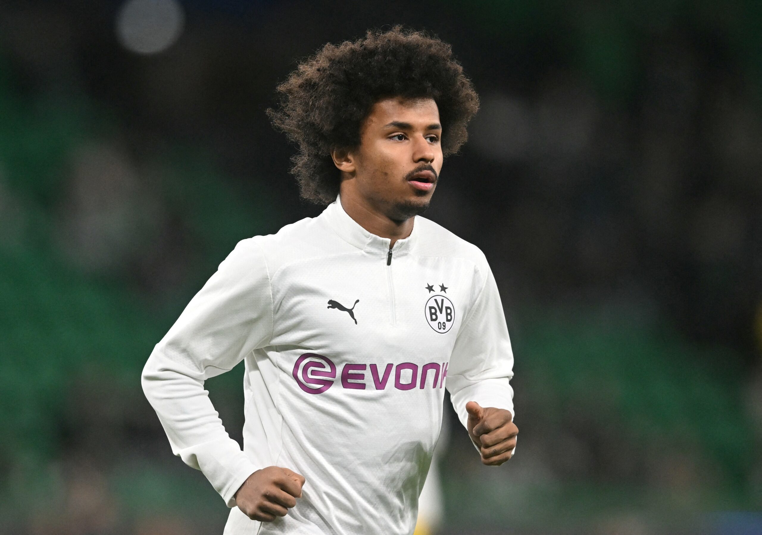 Multado por posse ilegal de arma, Adeyemi fará serviço comunitário por exigência do Borussia