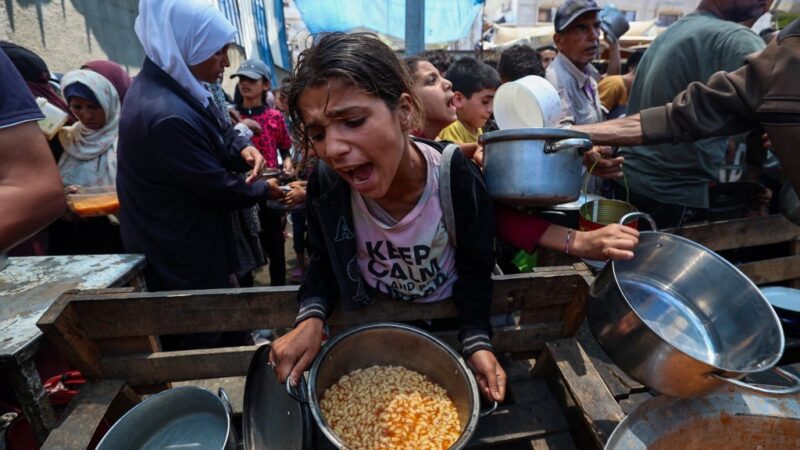 Organização apoiada por EUA e Israel para fornecer ajuda humanitária em Gaza anuncia fim da missão, marcada por tumulto e mortes