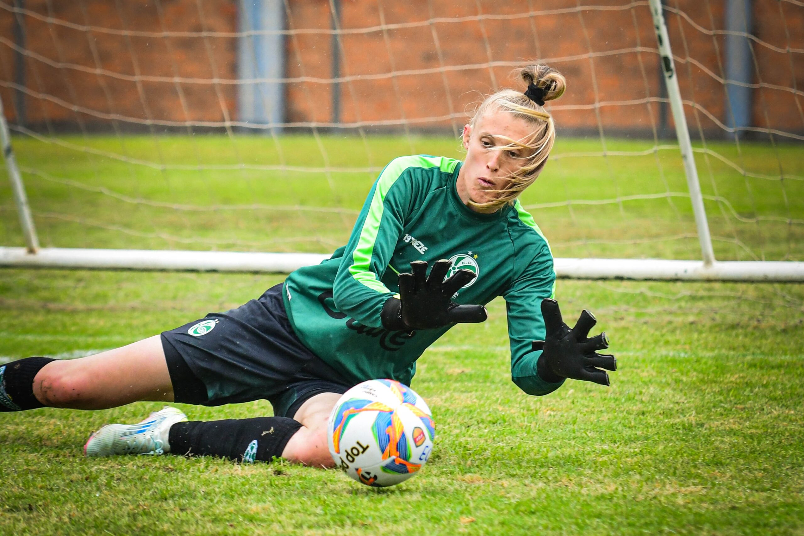 Da produção de cebolas ao futebol: goleira do Juventude vive ano mágico e sonha com final do Gauchão