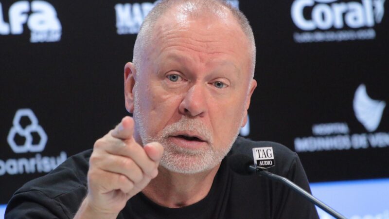 Após vitória do Grêmio, Mano explica insulto a torcedor: “Merecemos respeito”