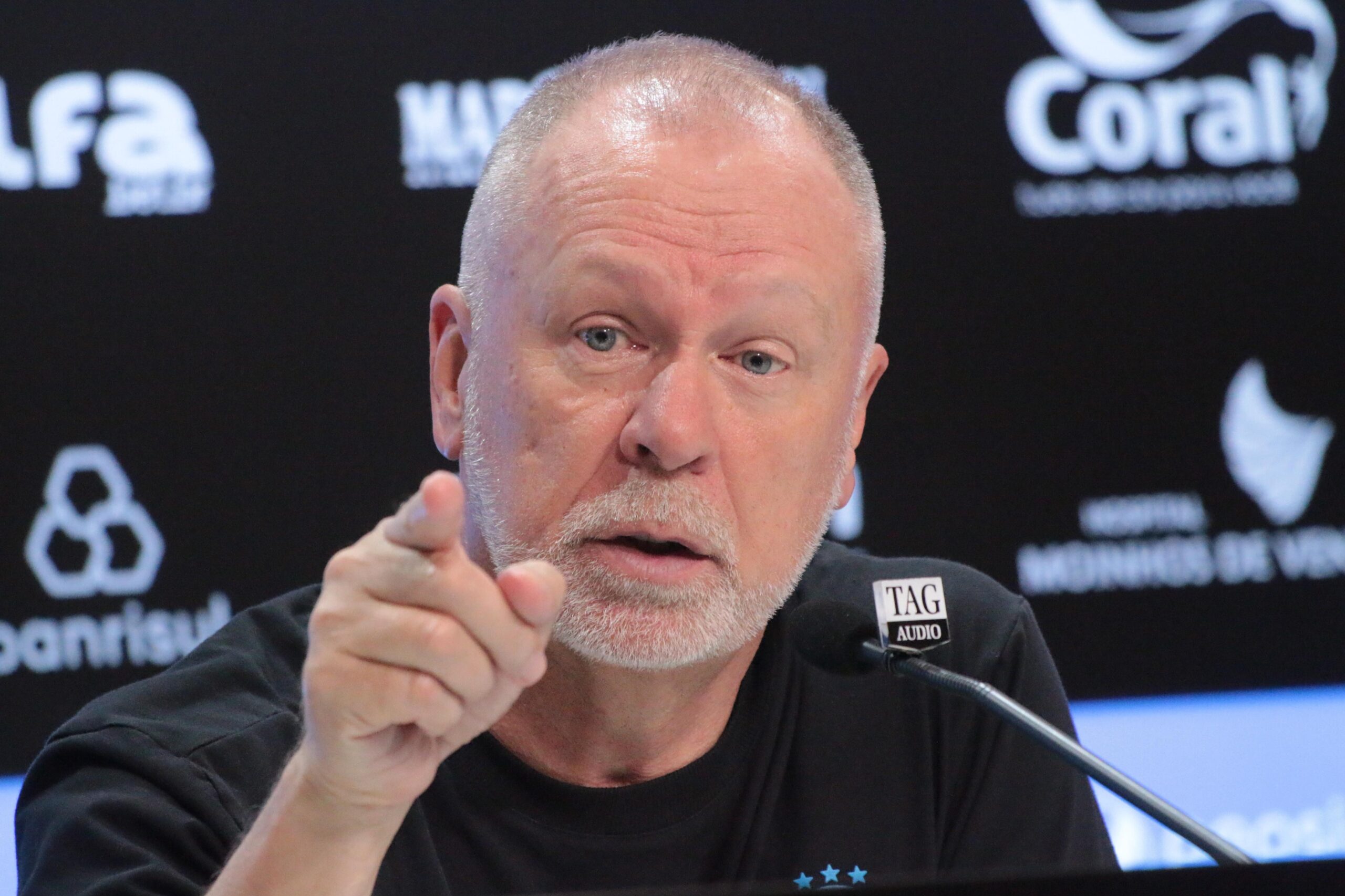 Após vitória do Grêmio, Mano explica insulto a torcedor: “Merecemos respeito”