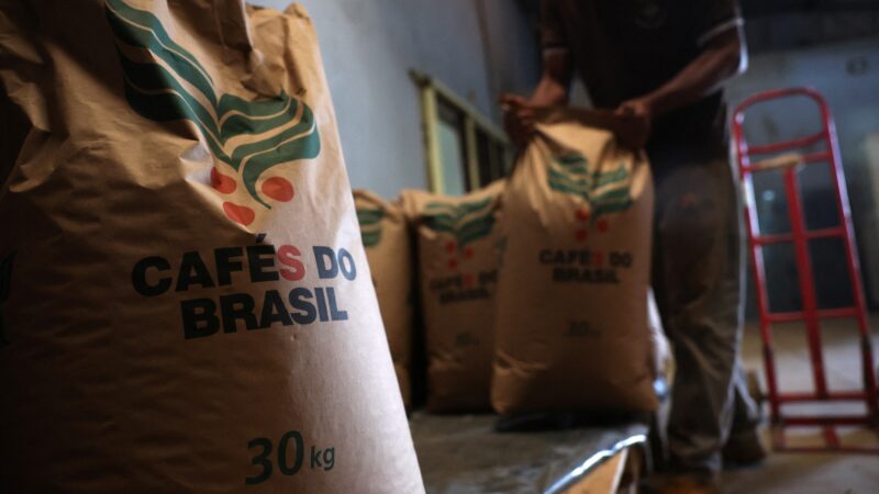 Preços globais do café despencam após Trump retirar tarifas sobre Brasil