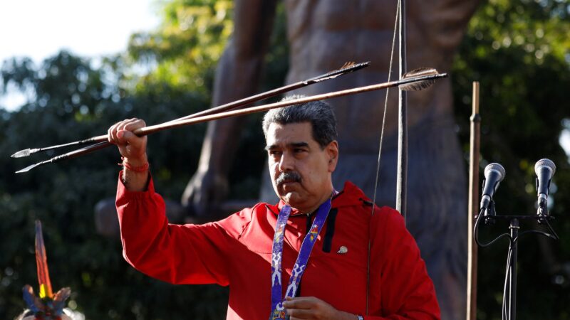 Militantes pró-Maduro serão treinados por indígenas para usar flecha com veneno contra possível ataque dos EUA