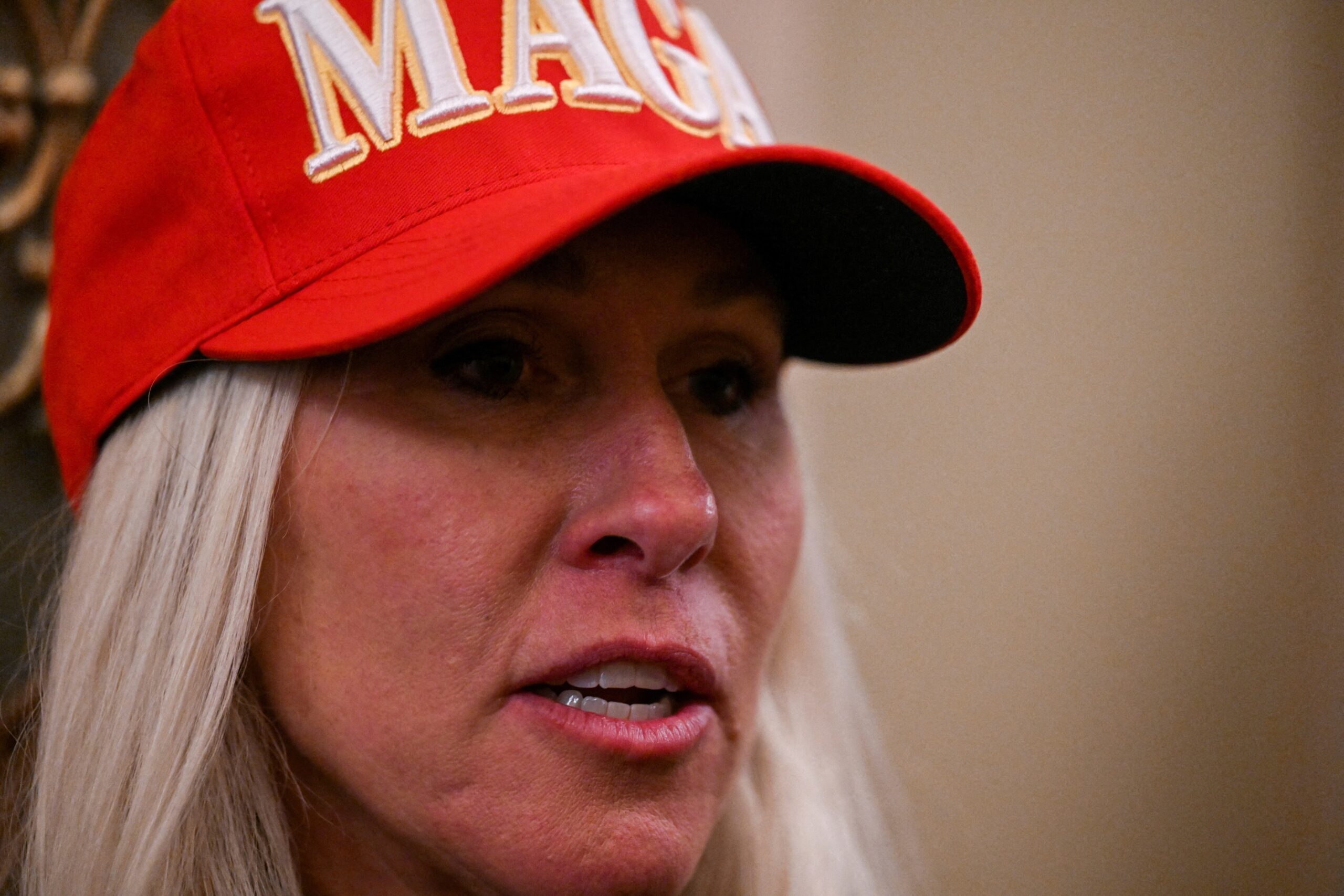 Marjorie Taylor Greene: quem é a deputada conservadora que foi de ‘amada’ à ‘traidora’ de Trump