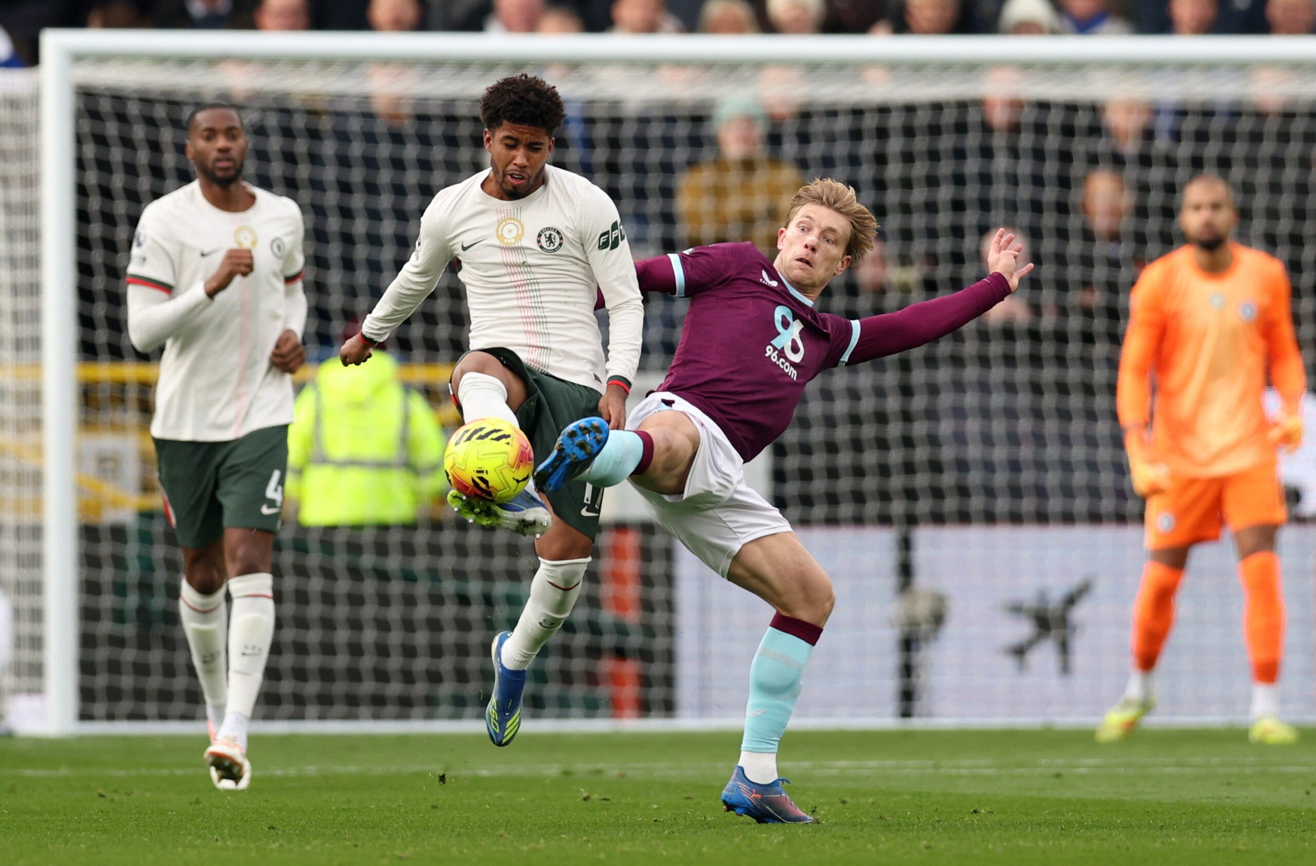 Andrey Santos é eleito o melhor em campo na vitória do Chelsea: “Feliz pela atuação”