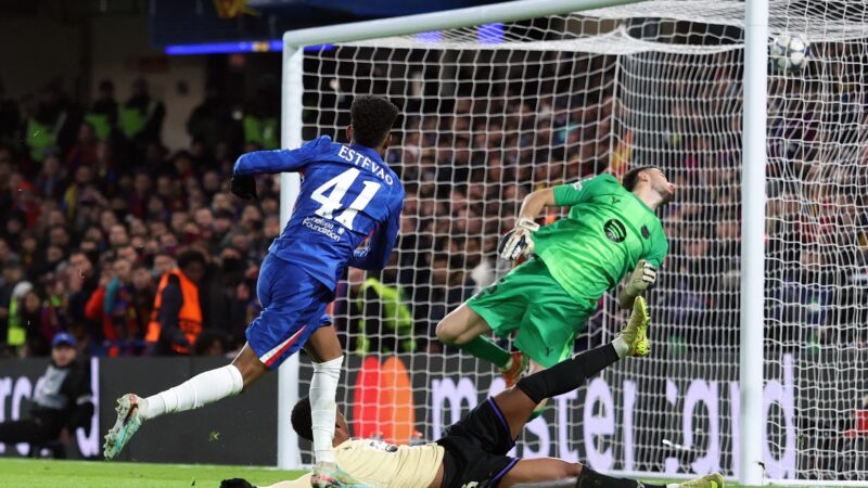 Após golaço na Champions, portal aponta Estêvão como principal rival de Yamal na Europa: “Brilhante”