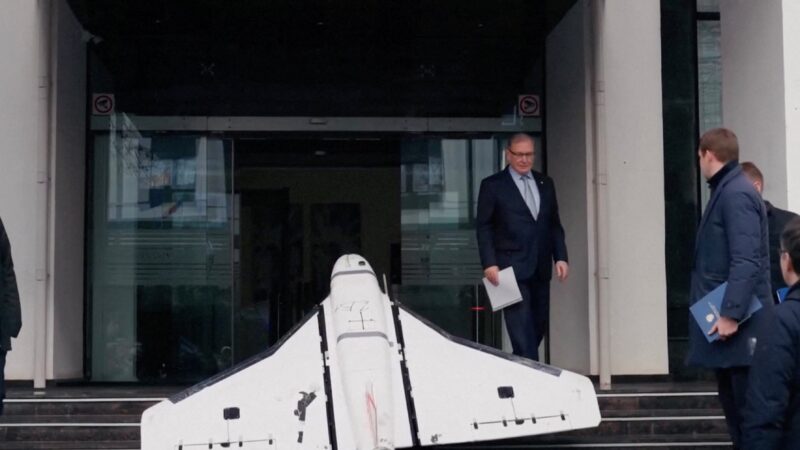 VÍDEO: Moldávia exibe drone que invadiu espaço aéreo na porta de ministério, acusa Rússia e convoca embaixador russo para vê-lo