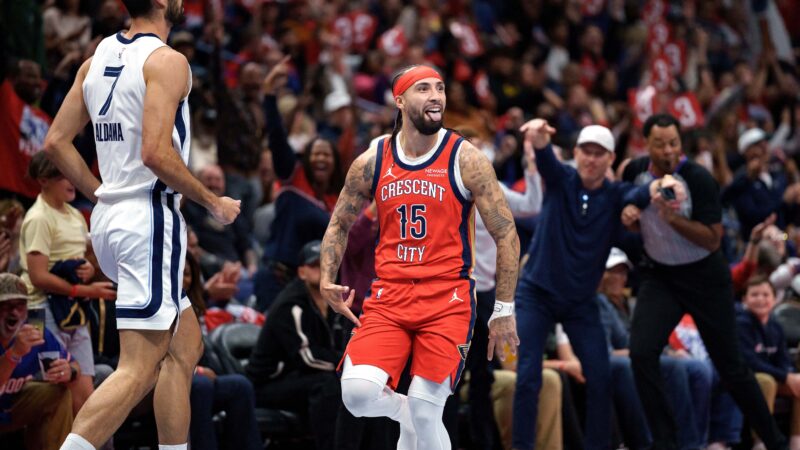 NBA: jogador faz cesta de três com apenas um tênis nos pés