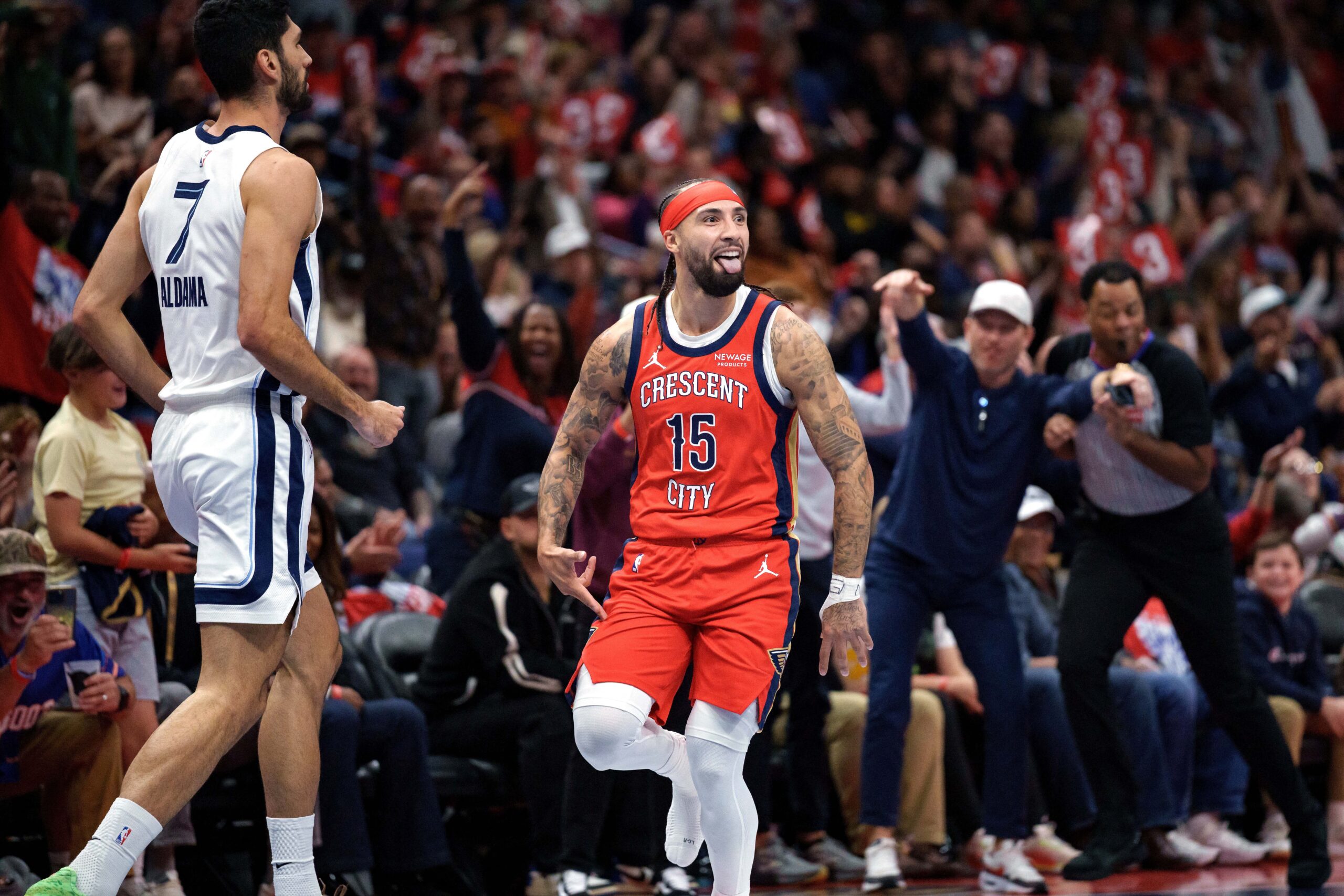 NBA: jogador faz cesta de três com apenas um tênis nos pés