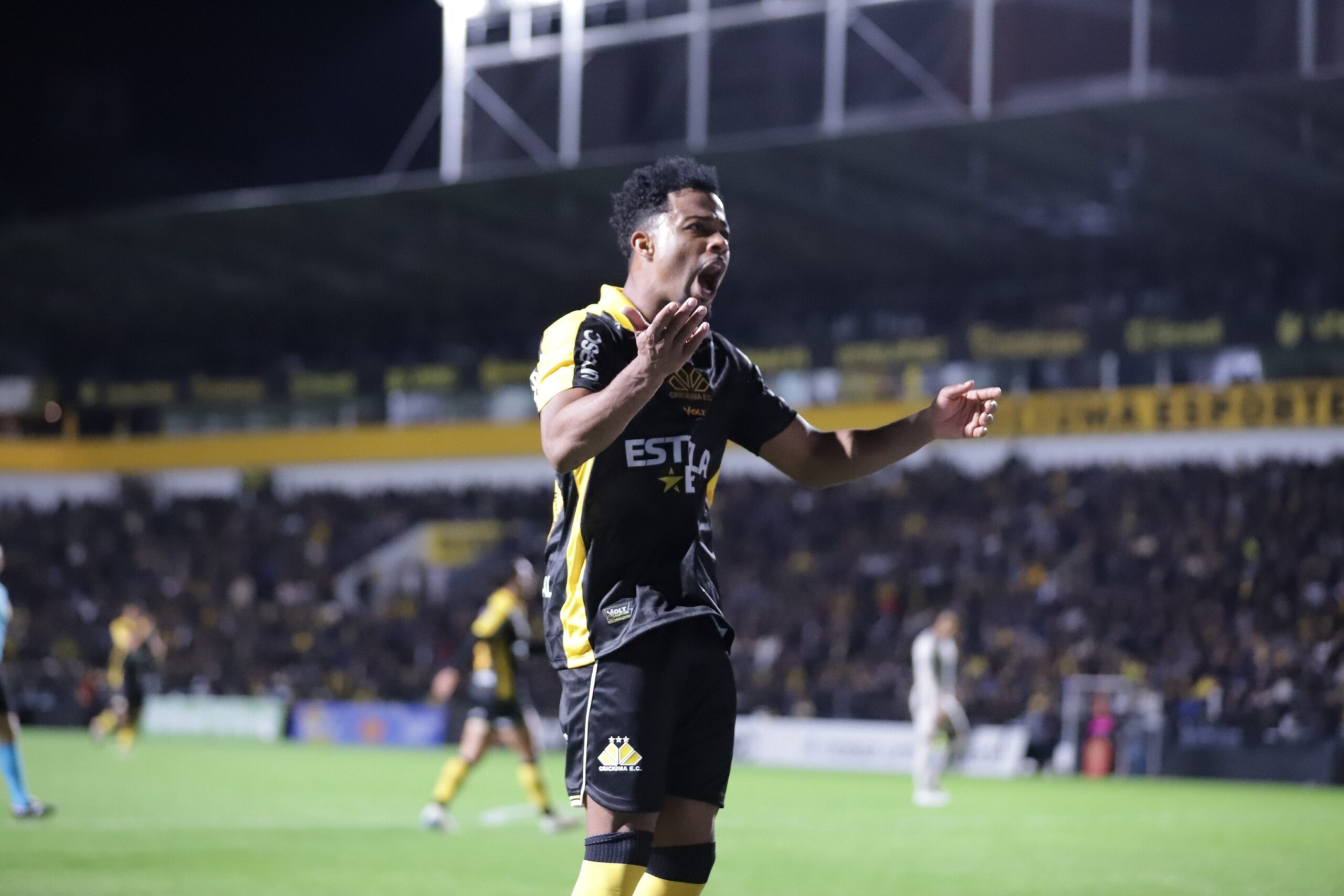 Após atingir metas, Matheus Trindade tem contrato renovado com o Criciúma