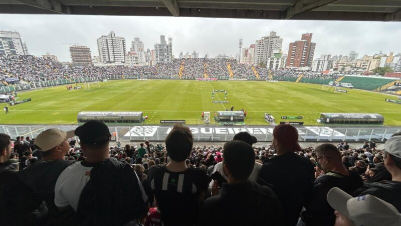 Vídeo mostra policial com o pé na cabeça de torcedor após confusão na final da Copa SC