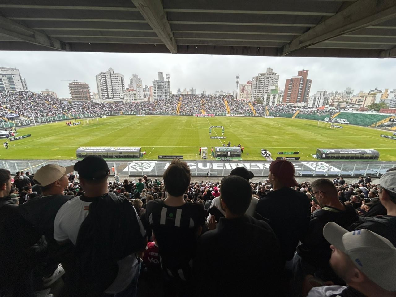 Vídeo mostra policial com o pé na cabeça de torcedor após confusão na final da Copa SC