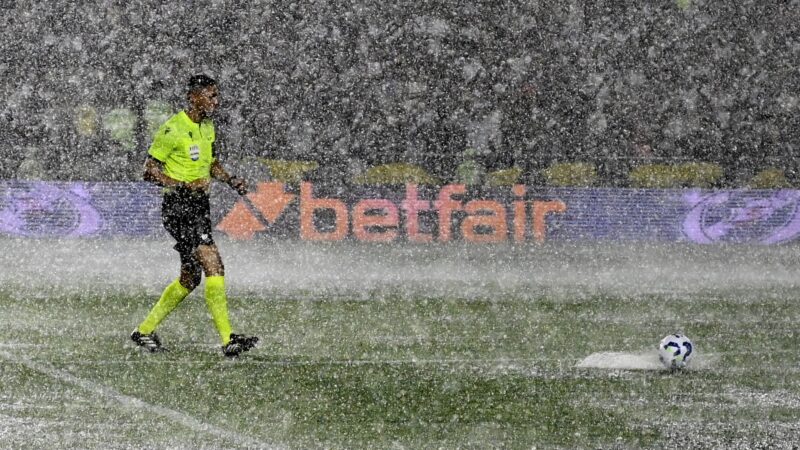 Chuva alaga gramado de São Januário, e Vasco x Internacional é paralisado