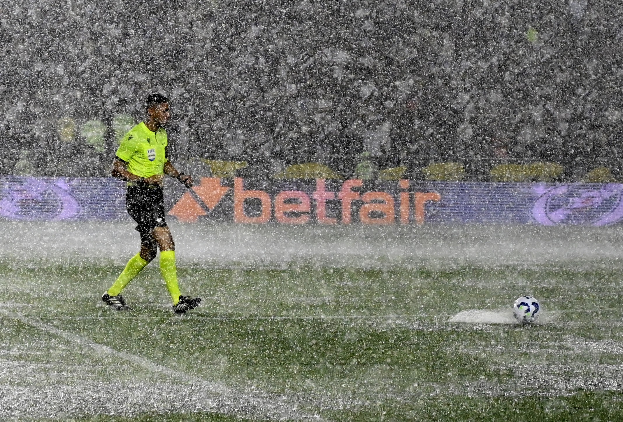 Chuva alaga gramado de São Januário, e Vasco x Internacional é paralisado