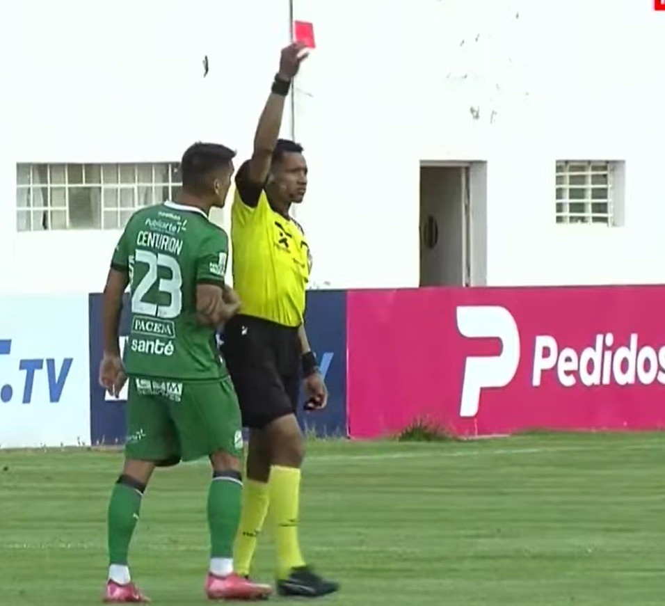 Ex-São Paulo é suspenso por seis meses por agredir árbitro na Bolívia; veja