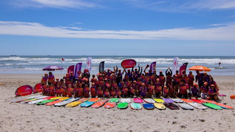 Campeãs mundiais de bodyboarding dão aulão em São Francisco do Sul