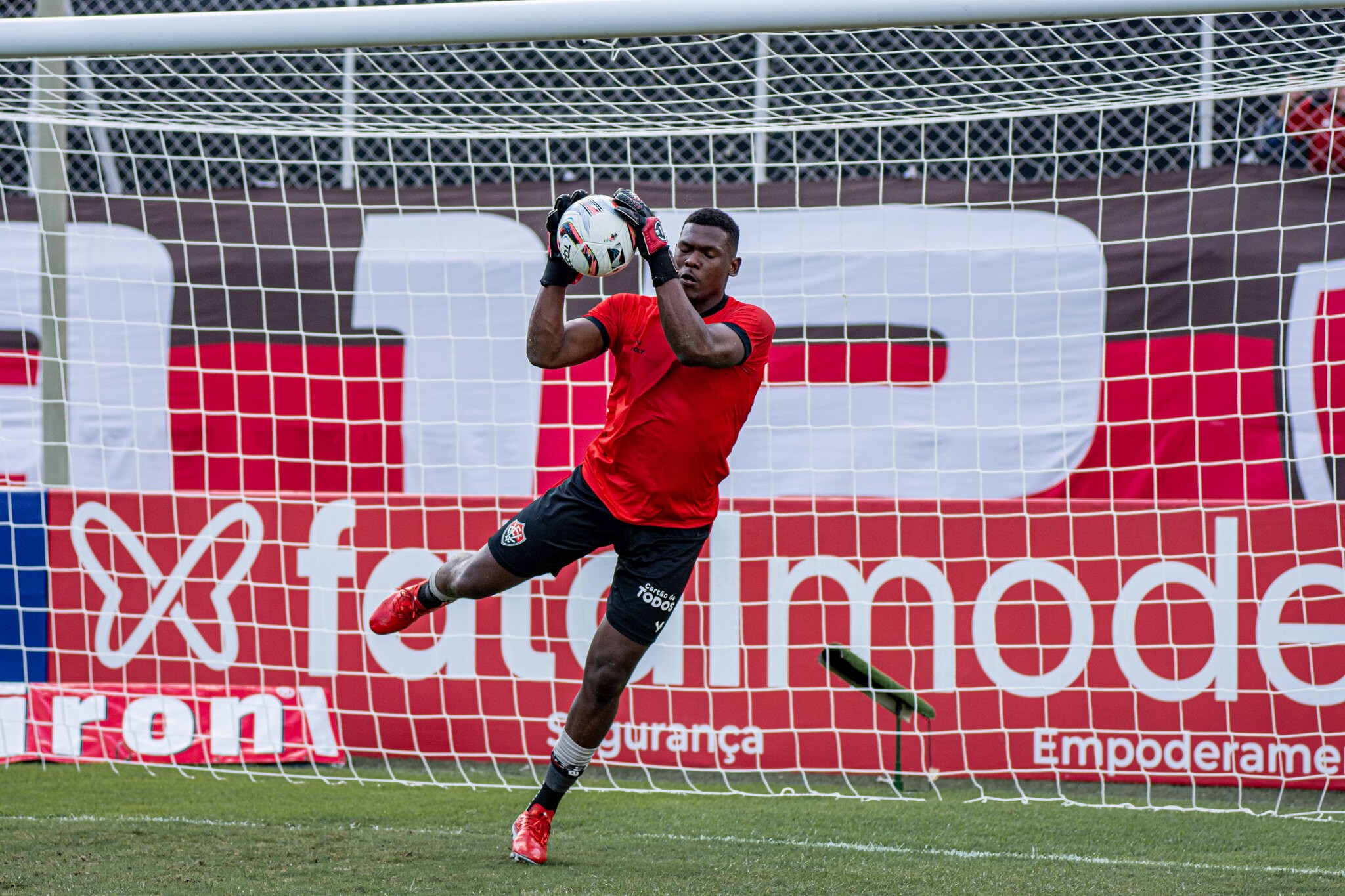 Vitória volta a ter multa contratual pelo caminho e pode escalar o quarto goleiro diferente na Série A