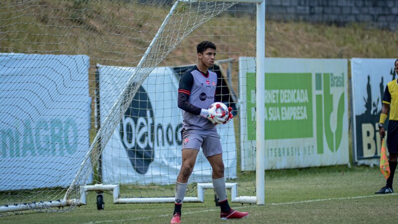 Vitória anuncia cirurgia em goleiro e aumenta baixas no gol