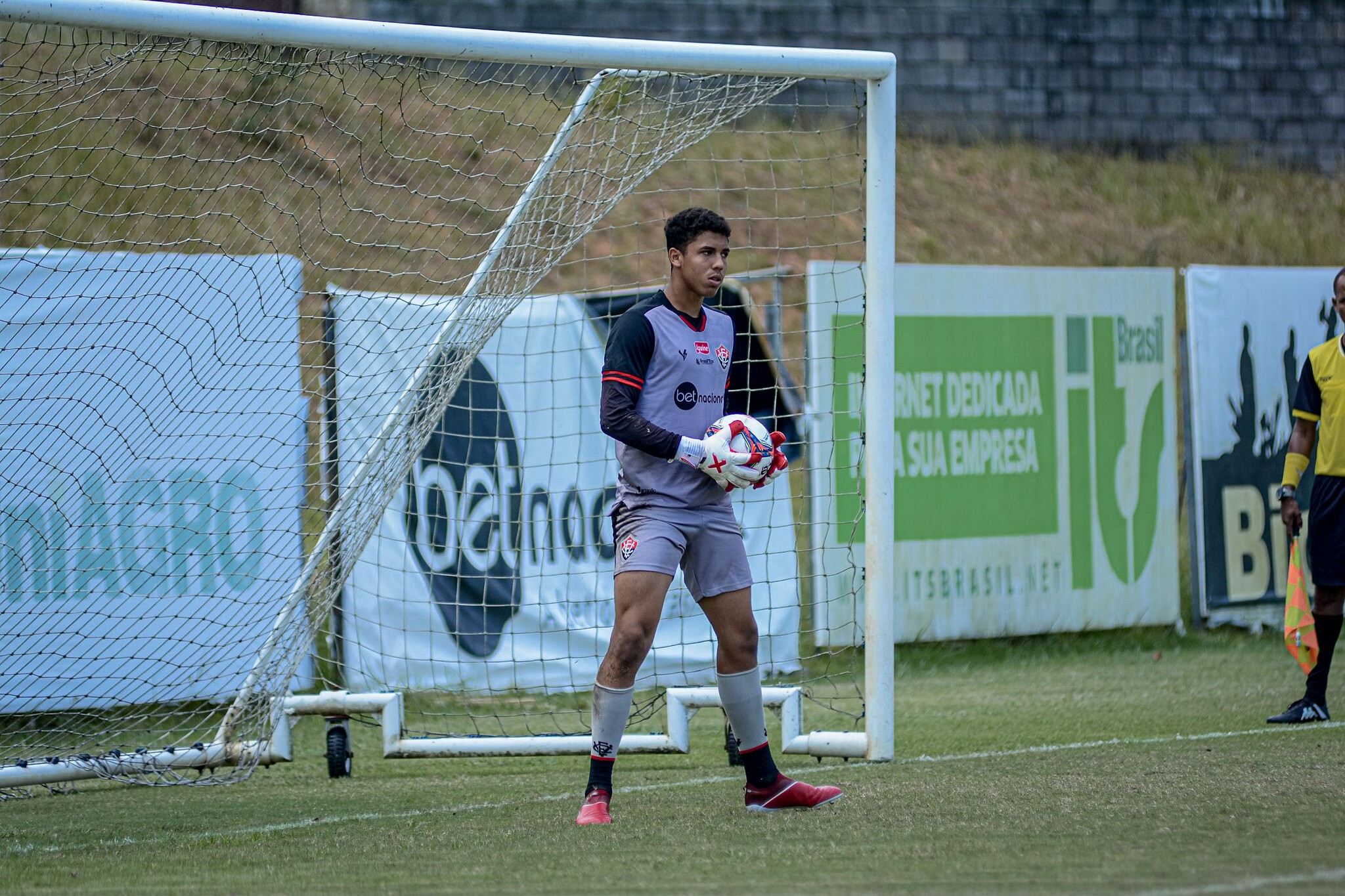 Vitória anuncia cirurgia em goleiro e aumenta baixas no gol