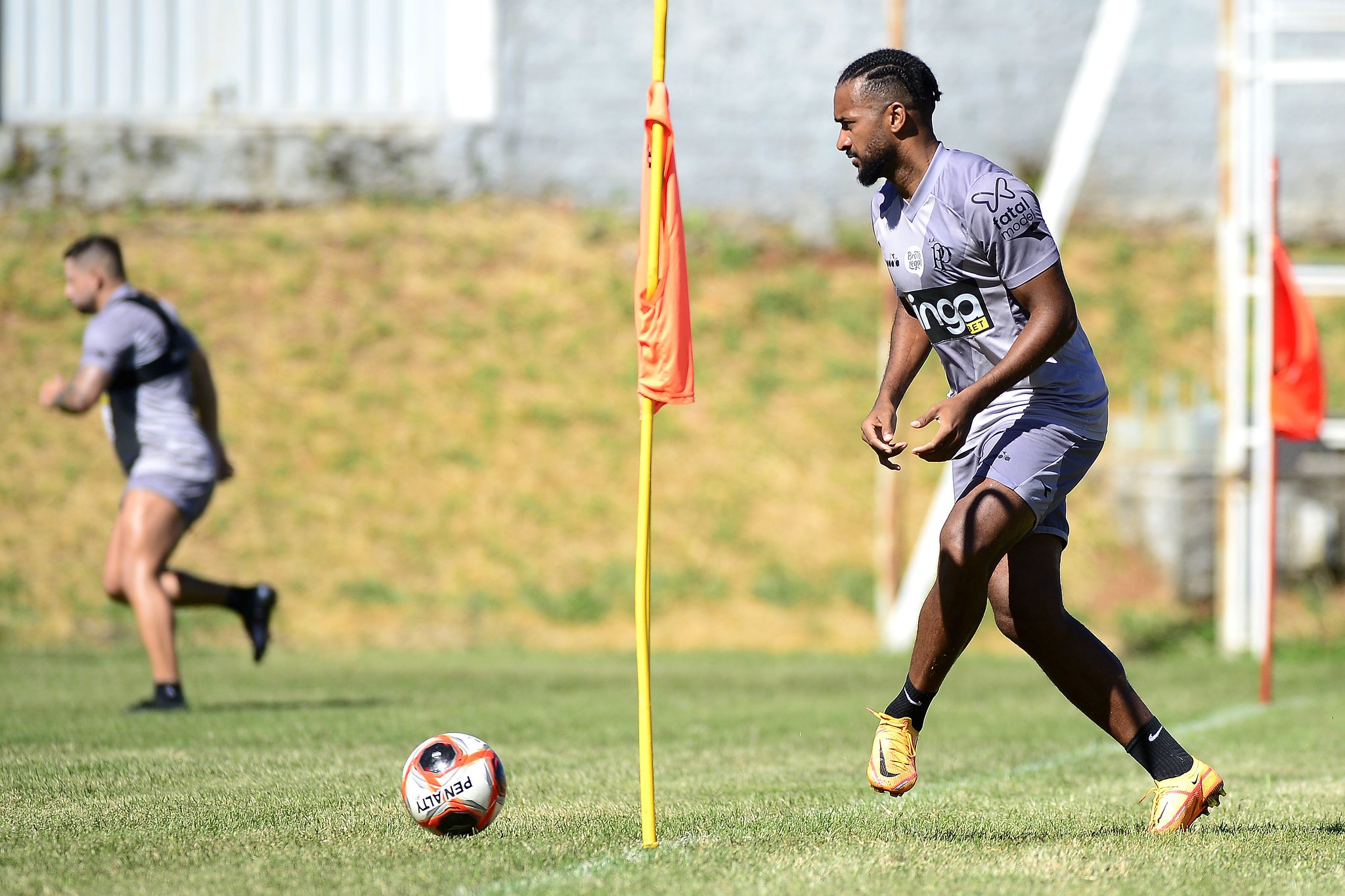 Ponte Preta encaminha rescisão de contrato com lateral-esquerdo Artur