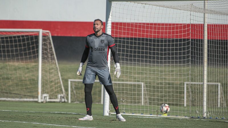 Atlético-GO renova com o goleiro Vladimir até o fim de 2026