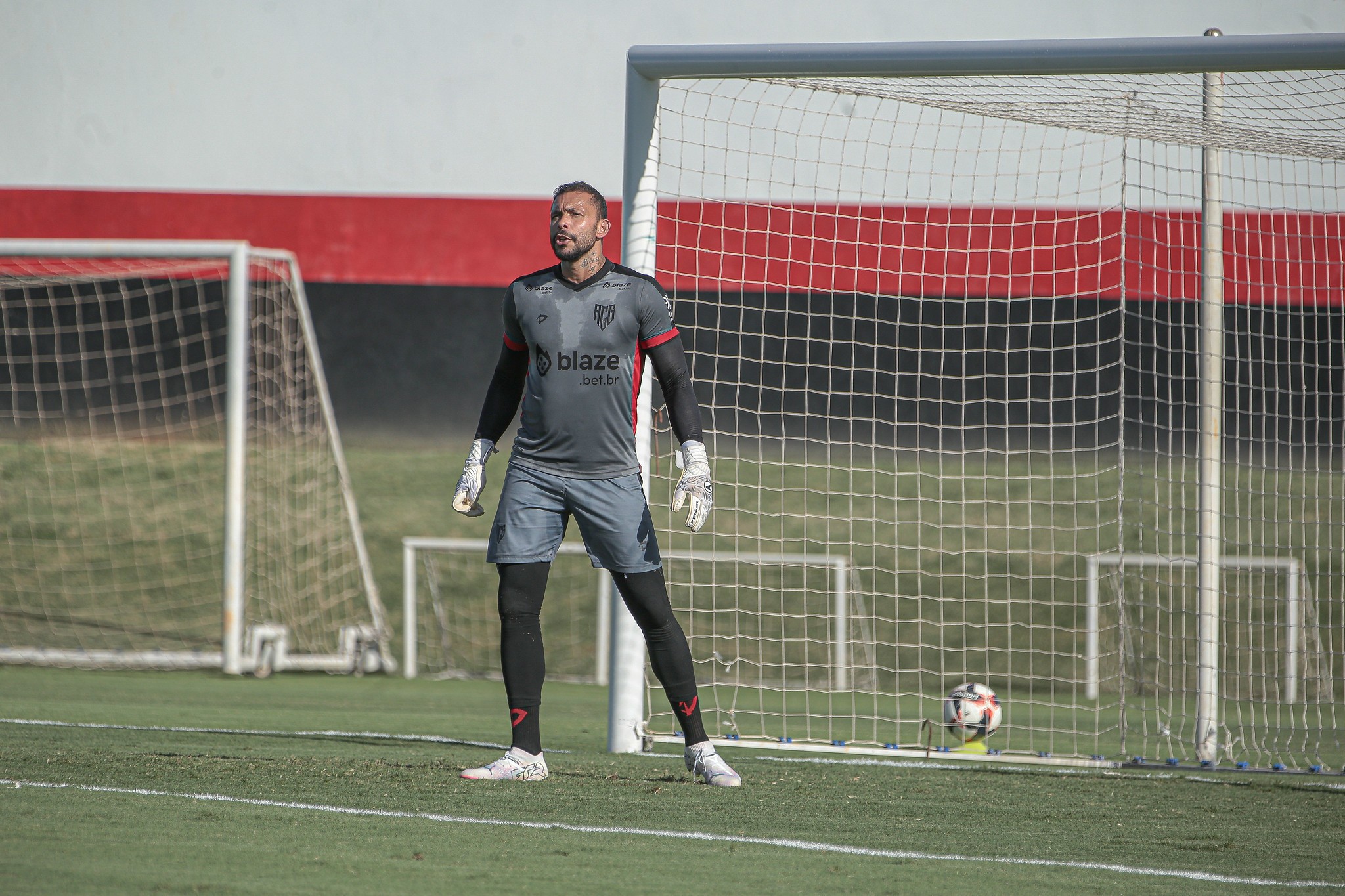 Atlético-GO renova com o goleiro Vladimir até o fim de 2026