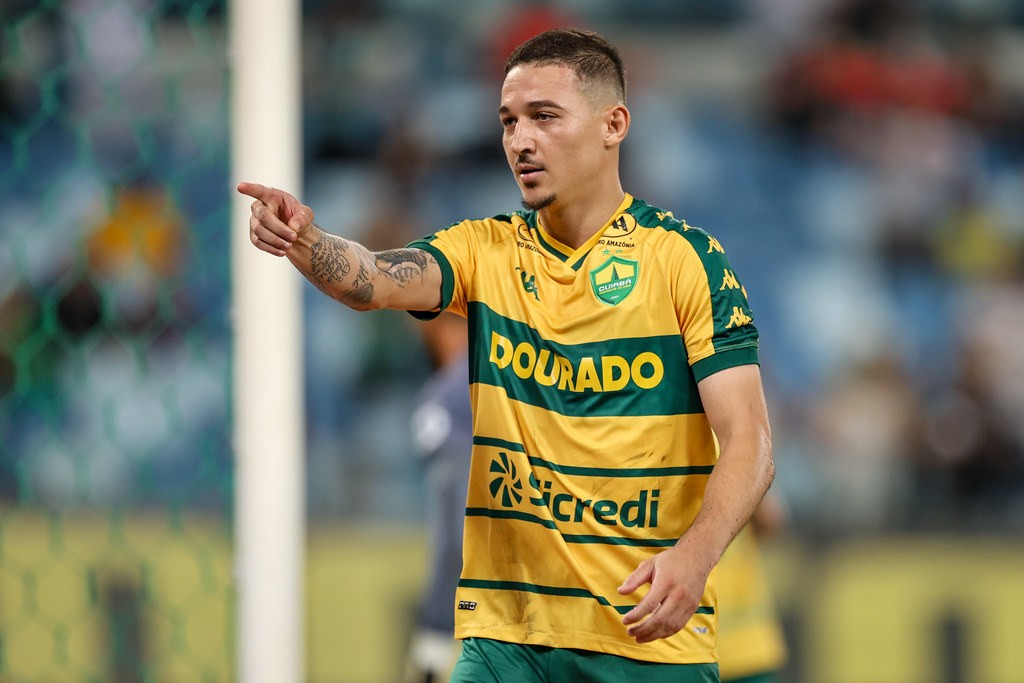 Náutico faz sondagem pelo atacante Alisson Safira, do Cuiabá