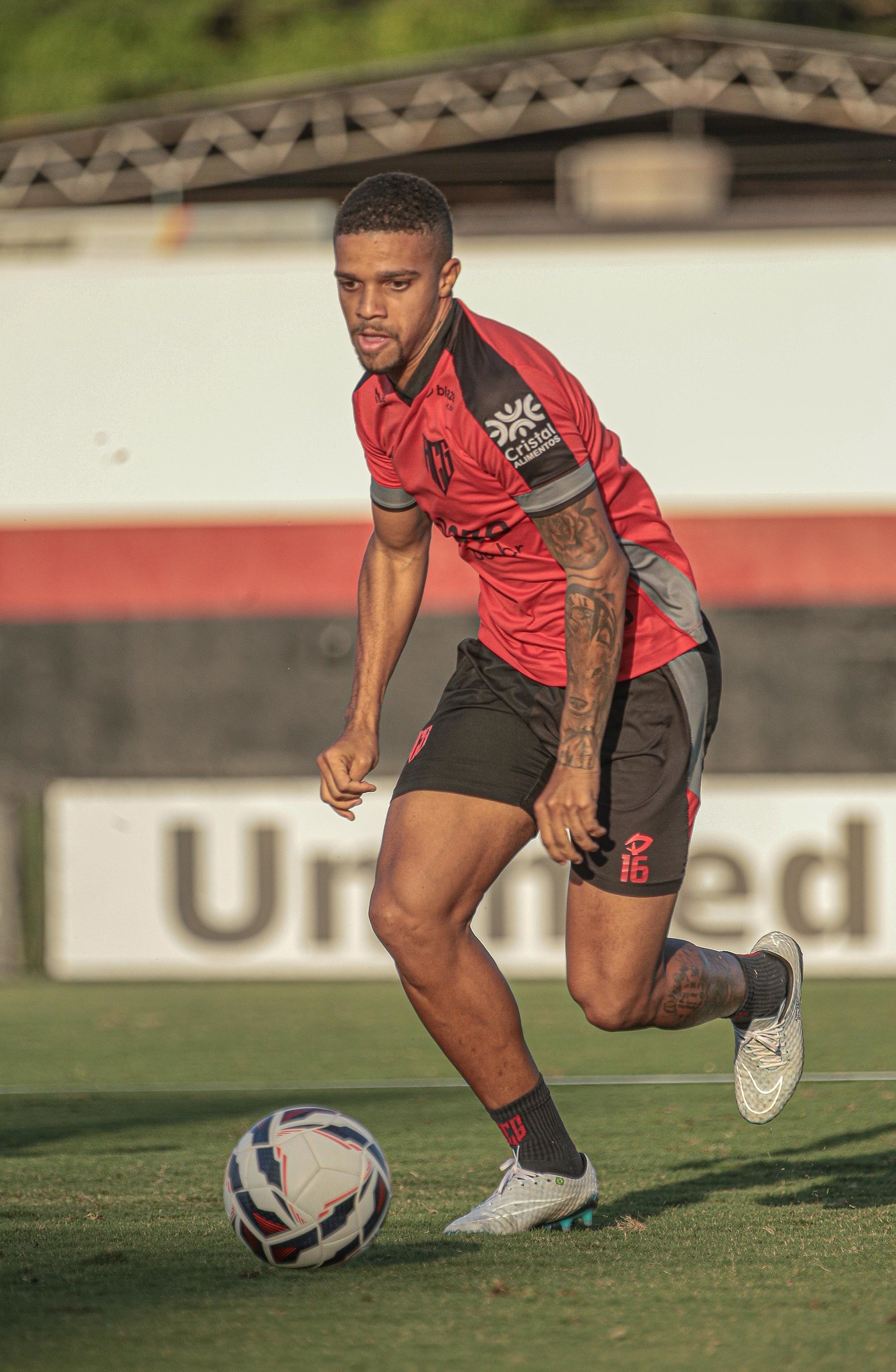 Destaque em 2025, meia Robert deixa o Atlético-GO