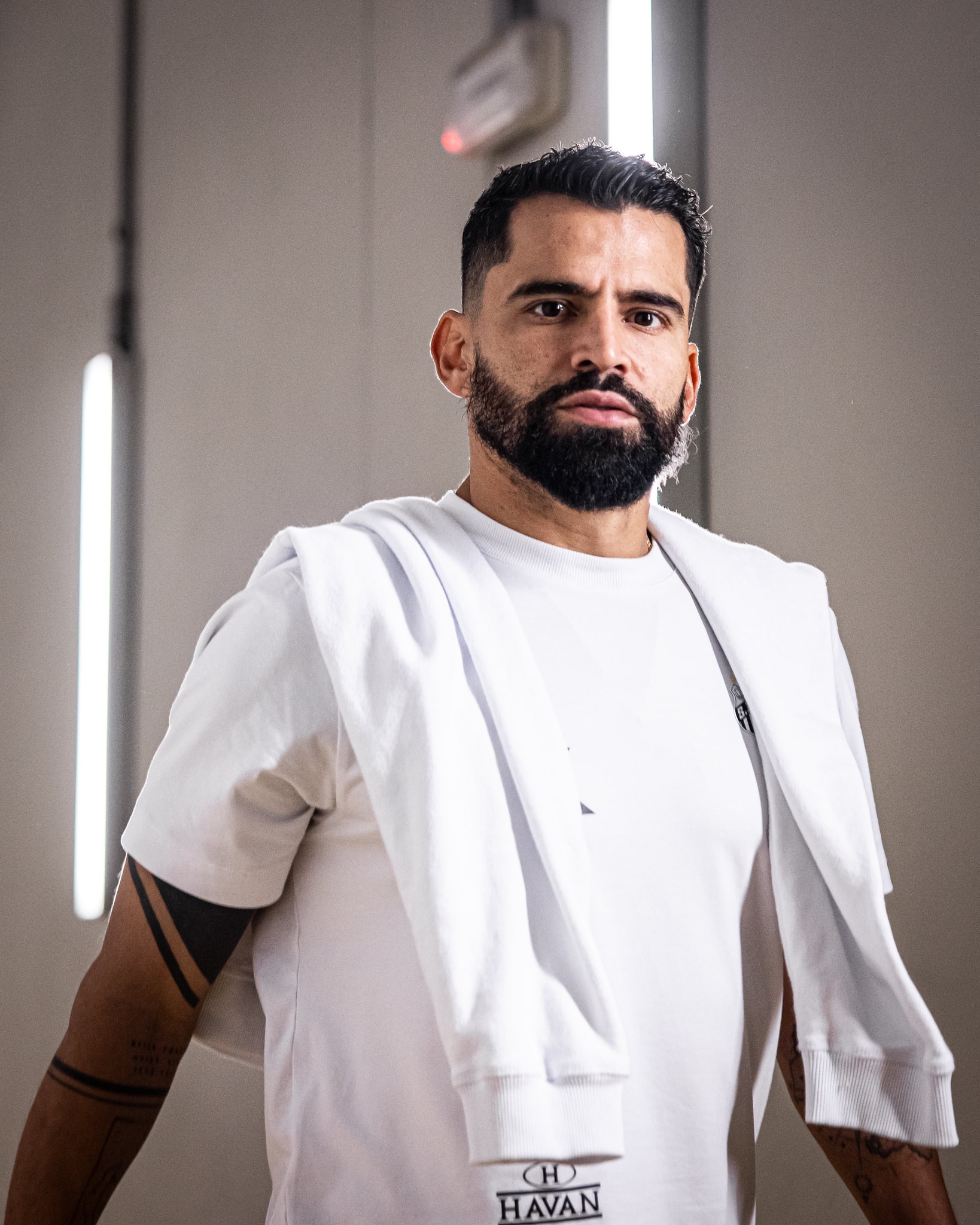 Ofuscado por Arão, ex-capitão Tomás Rincón vai completar 50 dias sem jogar no Santos