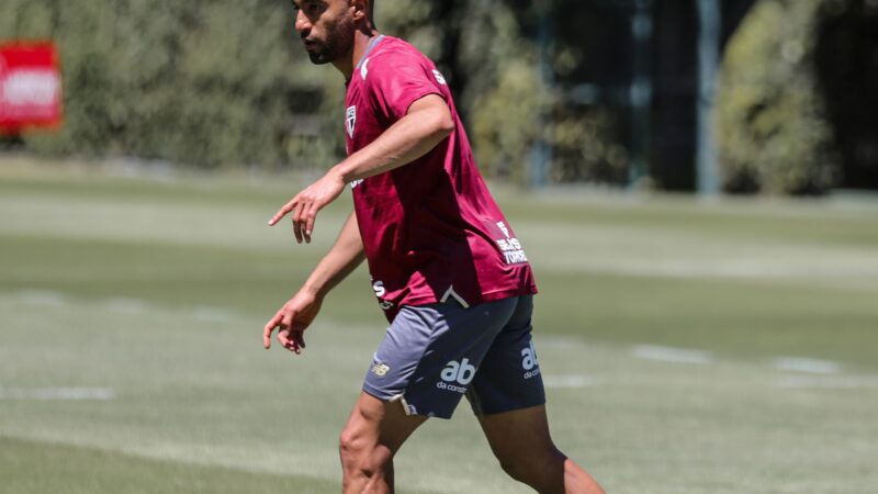 Lucas passa por infiltração e só deve voltar a jogar pelo São Paulo em 2026