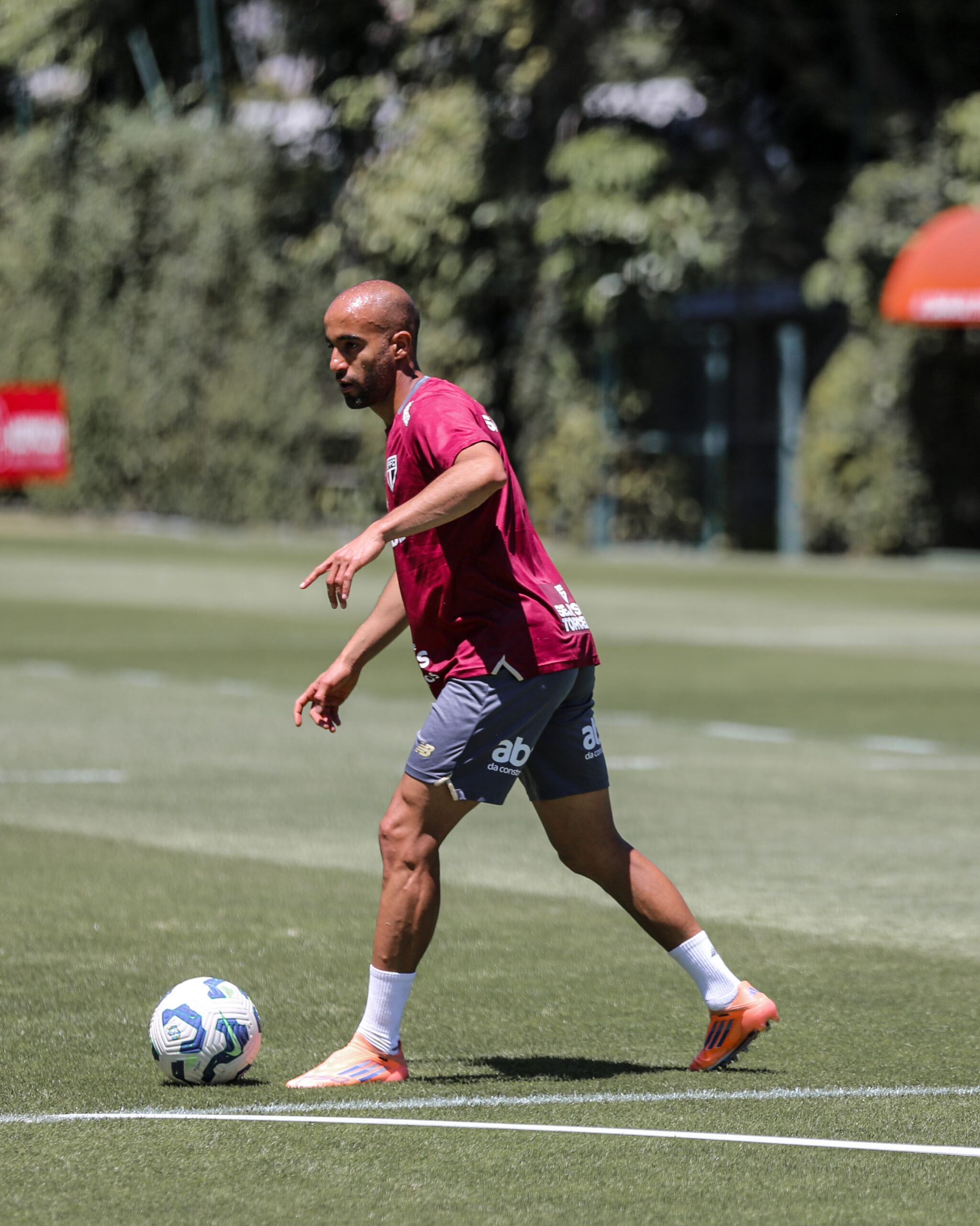 Lucas passa por infiltração e só deve voltar a jogar pelo São Paulo em 2026