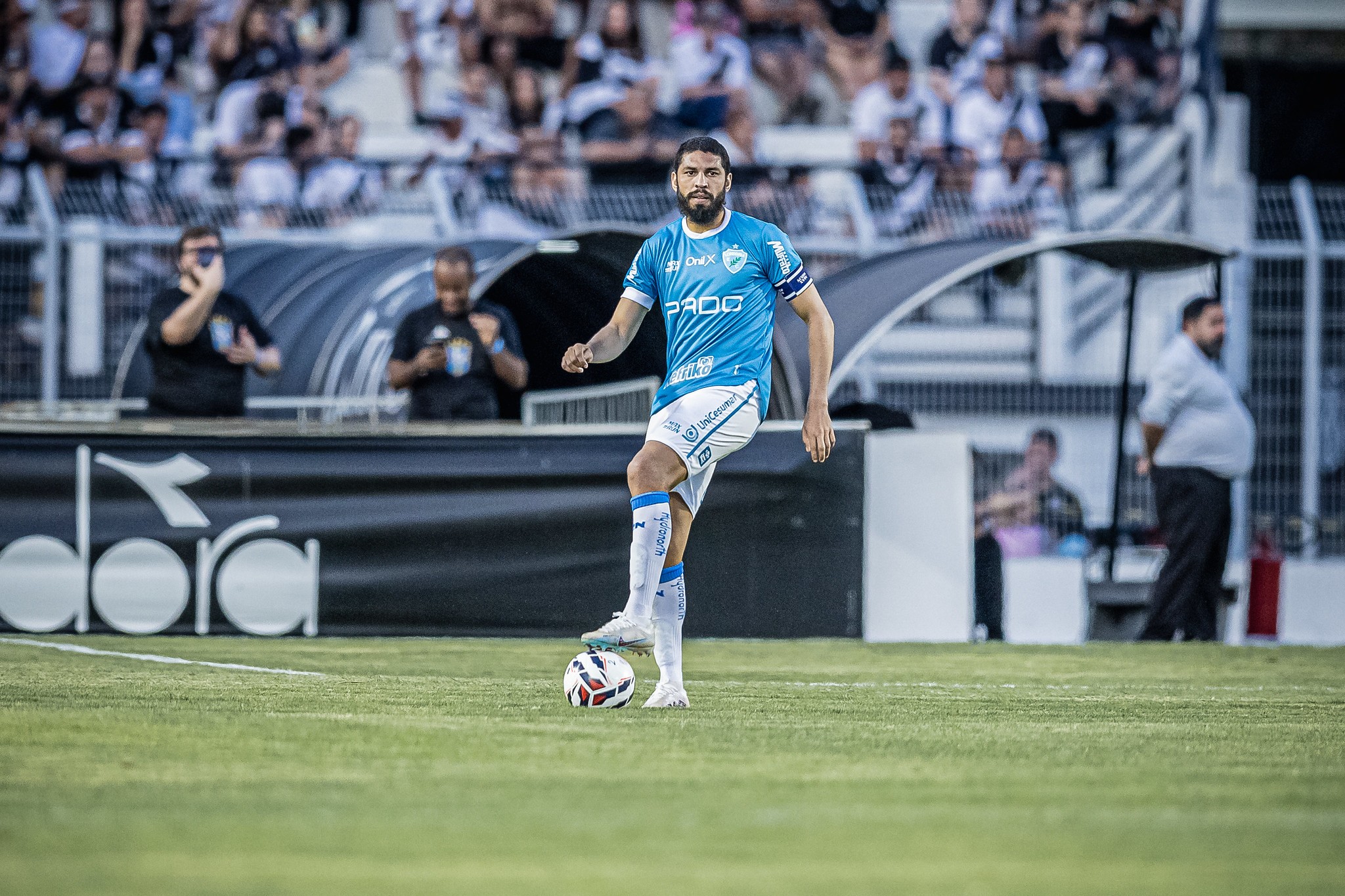 Londrina prorroga contrato com o zagueiro Wallace para 2026