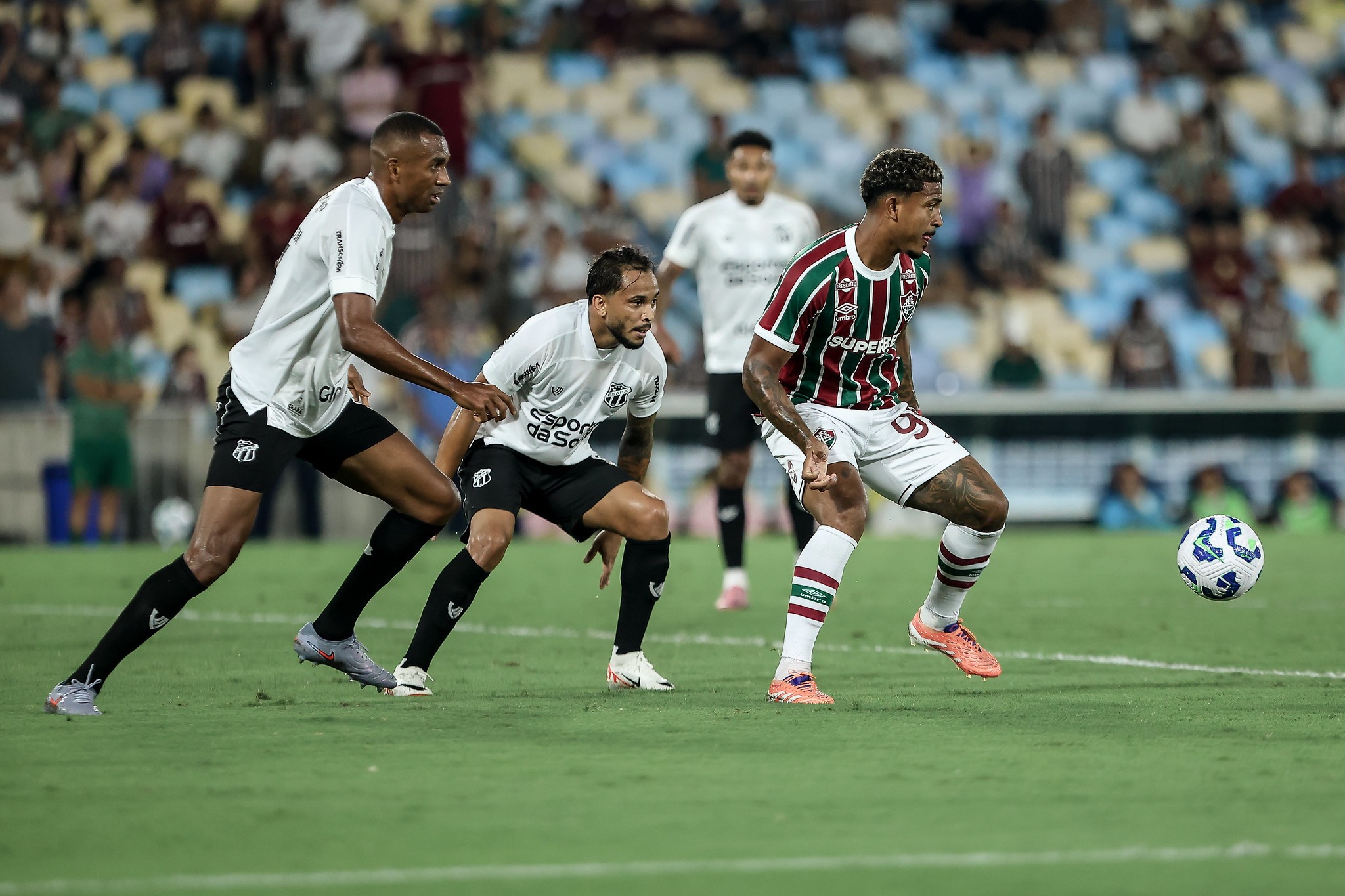 Fluminense tenta quebrar jejum de gols dos atacantes e manter sonho da Libertadores vivo