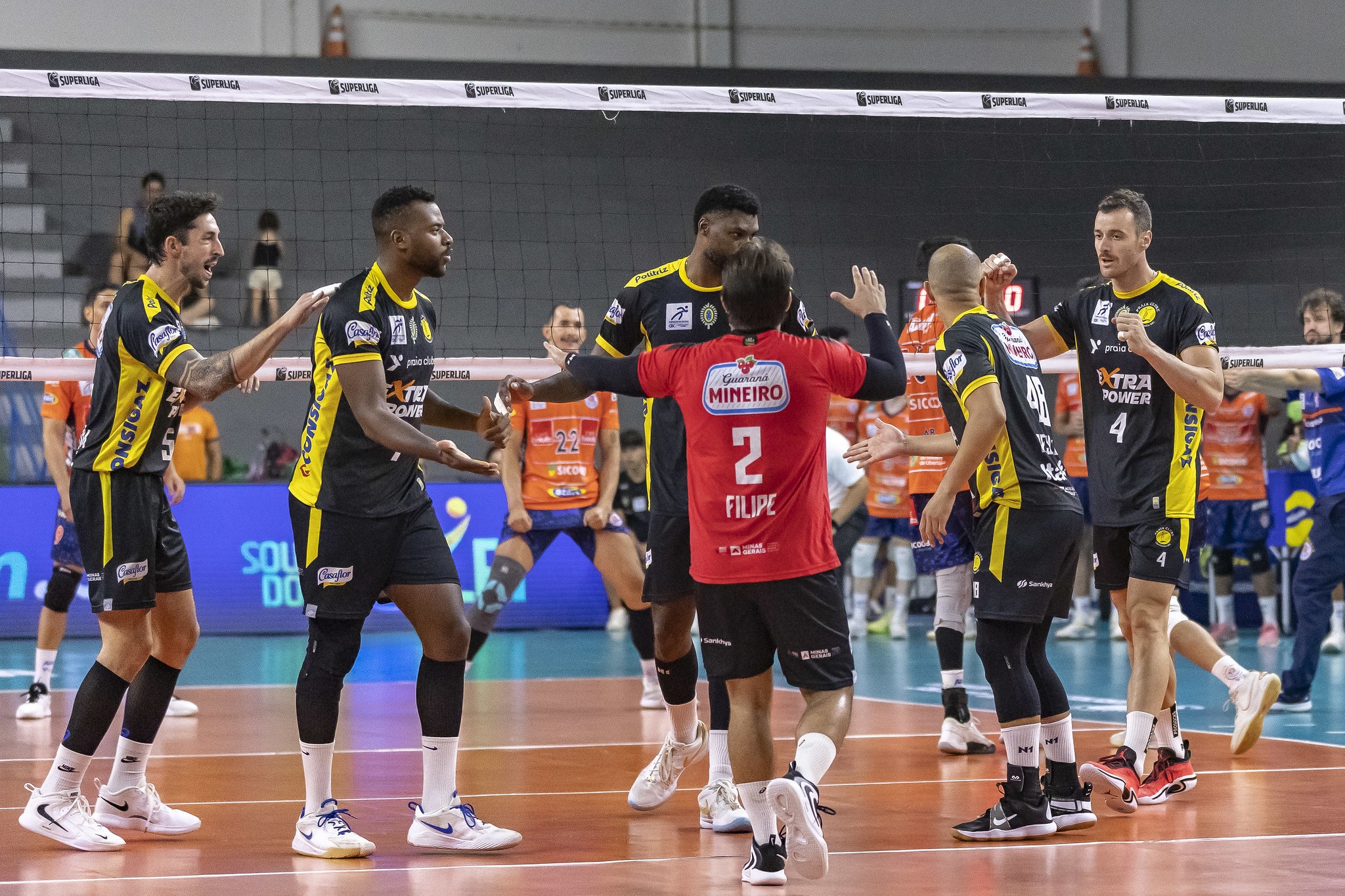 Praia Clube vence Monte Carmelo em jogo antecipado e recupera liderança da Superliga Masculina