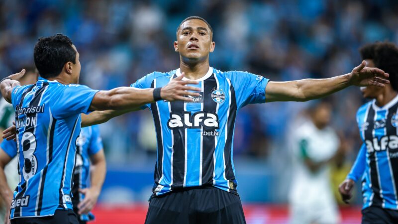 No Grêmio, Carlos Vinicius iguala marca pelo Tottenham, a melhor em seis anos