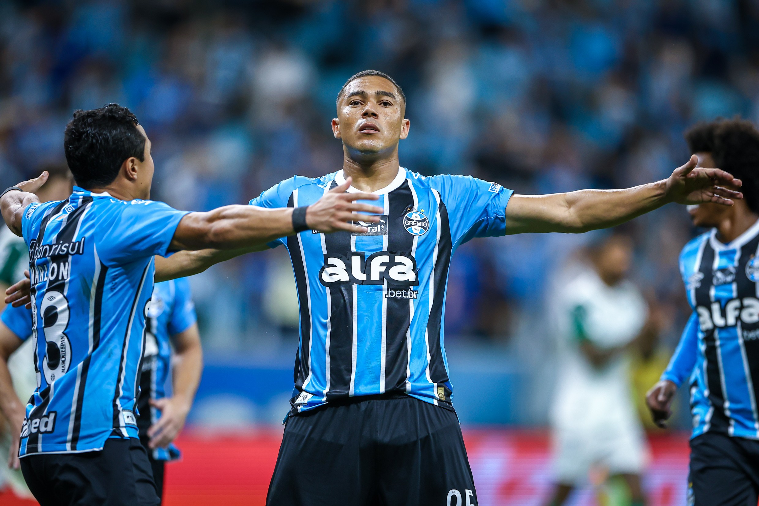 No Grêmio, Carlos Vinicius iguala marca pelo Tottenham, a melhor em seis anos